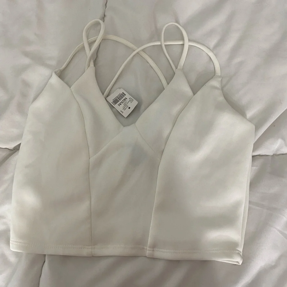 White top - Picture 1 of 2